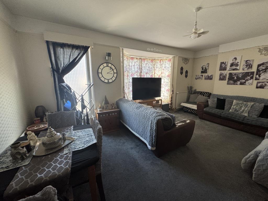 Lot: 24 - MIXED USE INVESTMENT - Living room